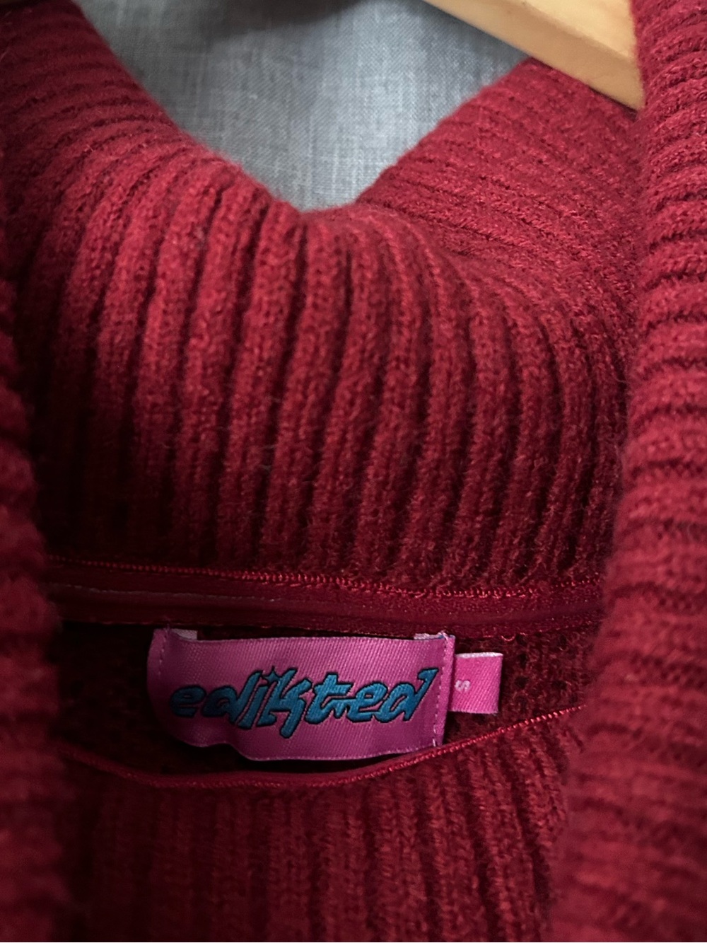 Edikted Ribbed Off-Shoulder Sweater - Picture 4 of 6